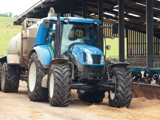 new-holland-s-prototype-t6-180-methane-power-tractor-02